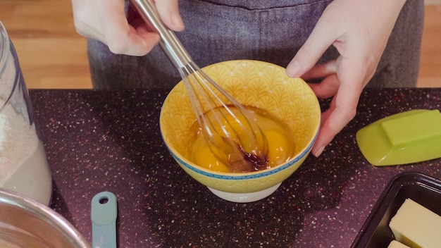 Mano preparando salsa